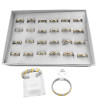 CAJA x24 UNIDADES ALIANZAS C/ MARCAS HUNDIDAS Y LINEAS INTERCALADAS DORADO Y ACERO 4MM ANILLO