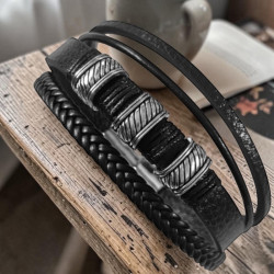 CUERO CUADRUPLE TRES ADORNOS C/ RELIEVE CIERRE IMANTADO C/ TRABA PULSERA